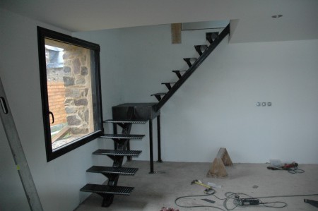 escalier en acier limon central avec marches en tole larmee