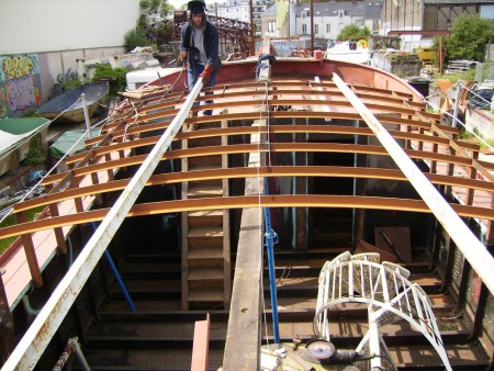 Fabrication d'une superstructure en acier pour la "Lorraine" Peniche des annees 20